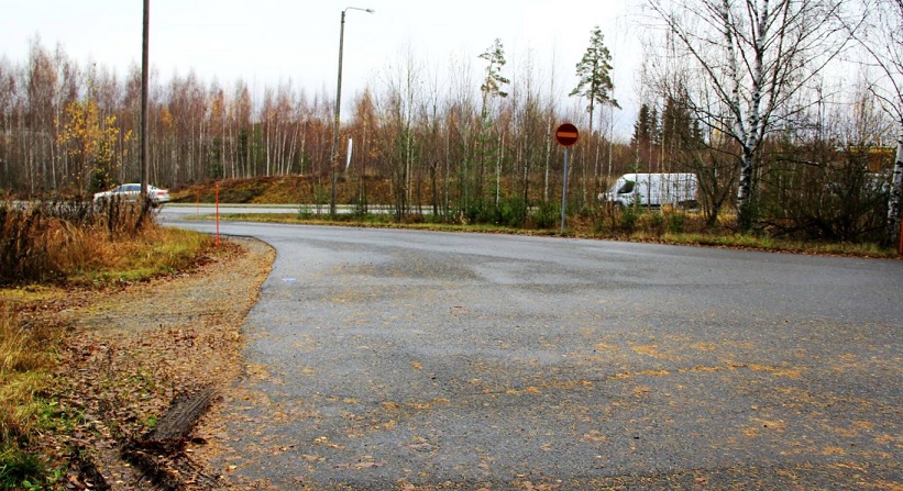 Tekopaikka sijaitsee Valkeakosken Niementiellä, josta erkanee vanha kolmostie kohti Helsinkiä. Rekkalevike kuvattiin 1. marraskuuta. KUVA: EILA SAUKKONEN