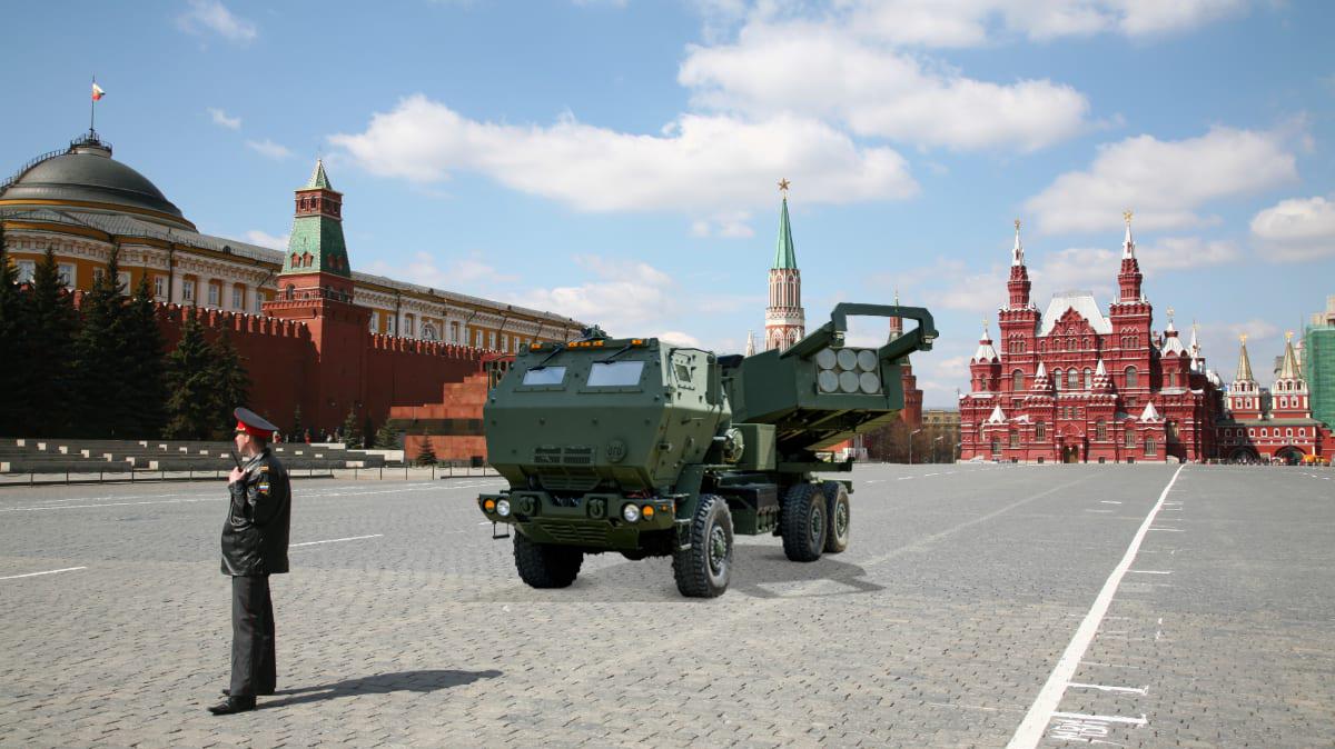 sotasaaalis HIMARS punaisella torilla - uskokaa nyt!.jpg