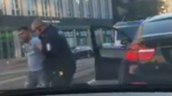 Rasistinen poliisi nöyryyttää musulmaania