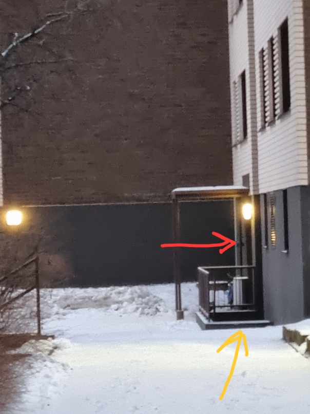 Punainen nuoli rappu, keltainen kellariportaikko