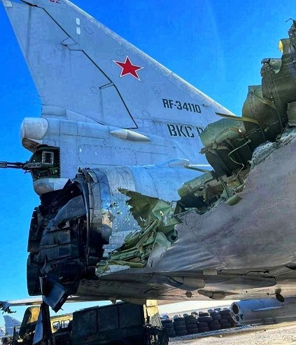 ryssänatsien Tu-22M3 pommittaja ottanut osumaa Dyagilevon kentällä.jpg