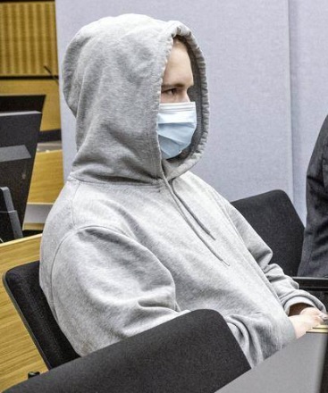 Nuori lahtelaismies sai maanantaina syytteen taposta Lahden Launeella elokuussa. Oikeussalissa oli sermi, joka esti syytetyn näköyhteyden uhrin lähiomaiseen. Kuva Katja Luoma.
