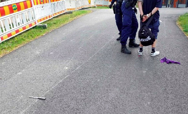Poliisi otti puukottajan kiinni ostoskeskuksen läheisyydestä. Hän oli ehtinyt riisua mustapunaruutuisen paitansa ja hattunsa ja laittanut ne reppuun. Veriteossa käyttämänsä puukon mies on heittänyt asvaltille. KUVA: HÄMEEN POLIISI
