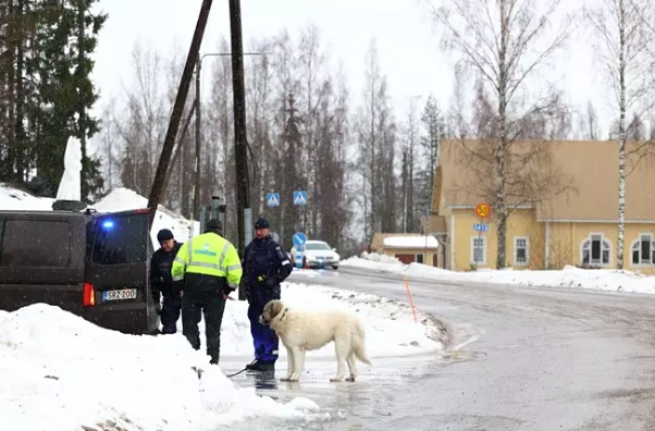 Näkymä piirityspaikan läheltä sunnuntaina noin kello 12. KUVA: TIMO MARTTILA