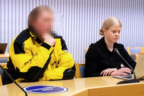 Keltaiseen pukeutunut syytetty ei peitellyt kasvojaan oikeudessa. Kuva Sami Aspelund.