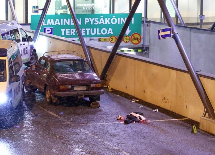 Paikalla oli tapahtuman jälkeen Saab-merkkinen auto ja verisiä vaatteita. KUVA: TIMO MARTTILA