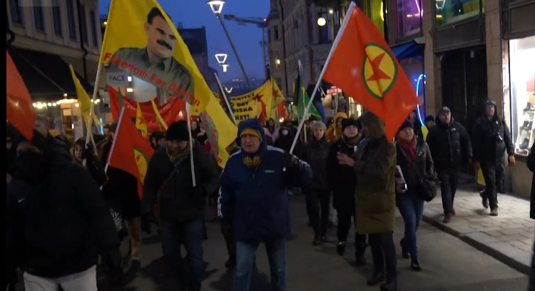 Kuvassa kurdeja ja muita vasemmistolaisia