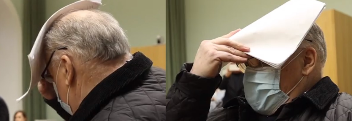 Lasse Erik Lehto, 69, peitteli kasvojaan hovioikeudessa. RONI LEHTI. Kuvakaappaukset videolta dl.
