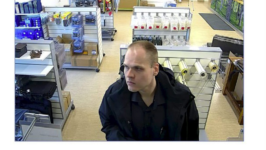 Poliisin handout-kuva epällystä Markus Pasi Pöngästä eräliikeessä noutamassa piippuaihiota. Kuva liittyy marraskuussa 2015 annettuun tuomioon.