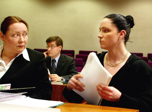 Virpi Butt (oik.) hovioikeuden käsittelyssä Tampereen oikeustalolla vuonna 2005. (MIKA KANERVA)