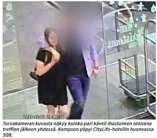 Turvakameran kuvasta näkyy kuinka pari käveli ihastuneen oloisena trfeefien jälkeen yhdessä. Kemposn yöpyi CityLife hotellin huoneessa 308.