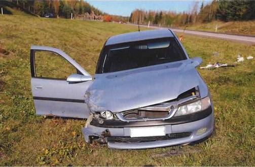 Opel kärsi pahat vauriot törmäyksessä. (POLIISI)