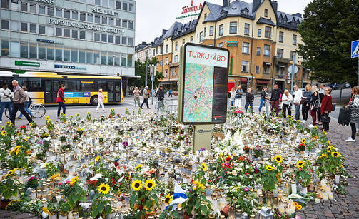 Kaksi henkilöä kuoli puukotuksesta saamiinsa vammoihin, toinen tapahtumapaikalla ja toinen matkalla sairaalaan. (ARI-MATTI RUUSKA)