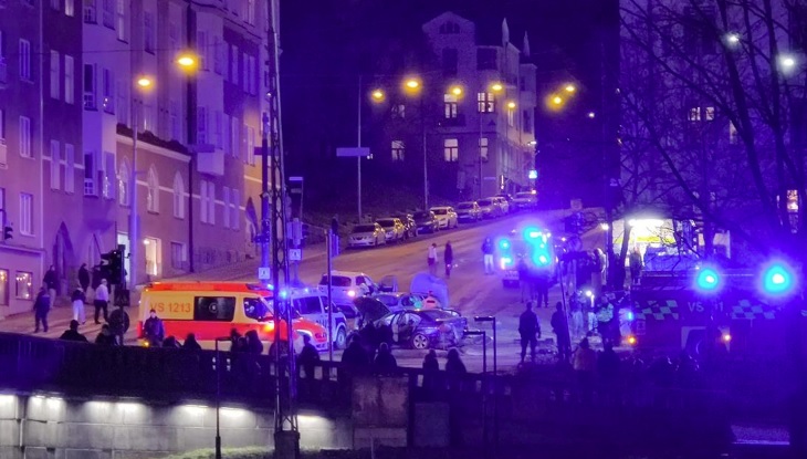 Turun keskustan läpi jatkunut takaa-ajo päättyi usean auton kolariin Auransillan kupeeseen perjantaina illalla. Kuva Katja Ihatsu.