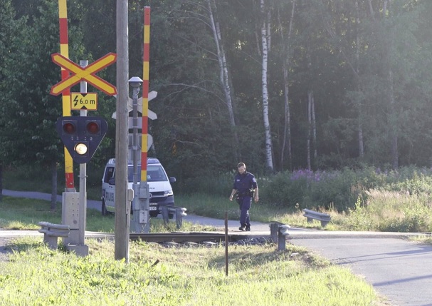 Yksittäinen poliisipartio liikuskeli turma-alueella vielä puoli yhdeksän aikaan. KUVA: TEEMU LÄHDE
