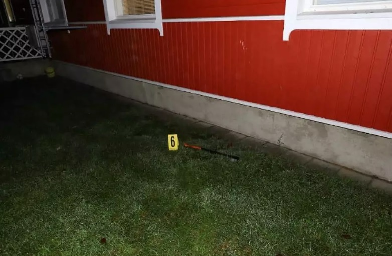 Mies yritti murtautua taloon kirveen avulla. 17-vuotiaan pojan saapuminen kotiin kuitenkin keskeytti teon. KUVA: POLIISI