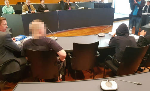 Pietarsaaressa tapahtuneen paloittelusurman käsittely alkoi torstaina Vaasan käräjäoikeudessa. Taposta syytetty 43-vuotias paikkakuntalainen mies (kuvassa toinen vasemmalta) oli asunnossaan surmannut ja paloitellut yli 50-vuotiaan pietarsaarelaismiehen ruumiin. Sen mies on kuulusteluissa myöntänyt. (ALEKSANTERI PIKKARAINEN)