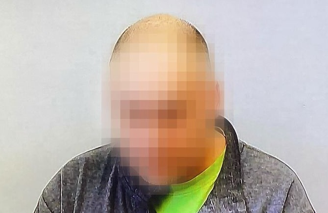 Syytetty ei peitellyt kasvojaan oikeudenkäynninn aluksi.