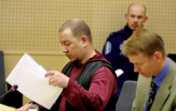 Nikita Fouganthine alias Juha Valjakkala ja asianajaja Jussi-Pekka Kaasalainen oikeuden istunnossa vuonna 2004. Kuva Jussi Kesonen.
