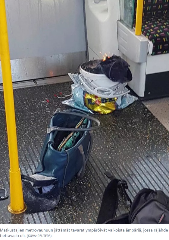 Matkustajien metrovaunuun jättämät tavarat ympäröivät valkoista ämpäriä, jossa räjähde tiettävästi oli. (KUVA: REUTERS)