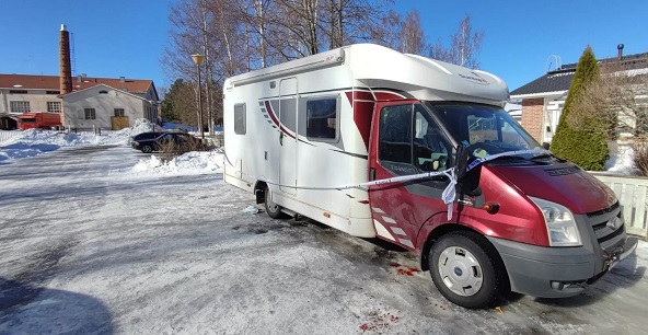 Matkailuautoon Virtain keskustassa oli vedetty poliisinauhaa. Auton edessä on verta. [Juha Veli Jokinen]