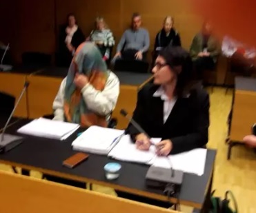 Syytetty saapui käräjäsaliin kasvot huivilla verhottuna. (KUVA: JUHO JOKINEN / HS)