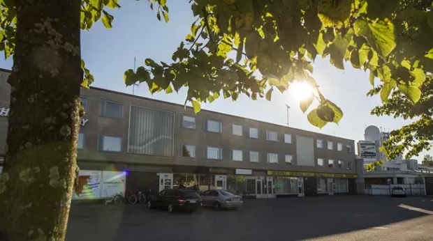 Poliisit ovat suorittaneet tutkintaa tappajaksi epäillyn miehen kotitalossa Raahessa. (KUVA: Ville Honkonen)