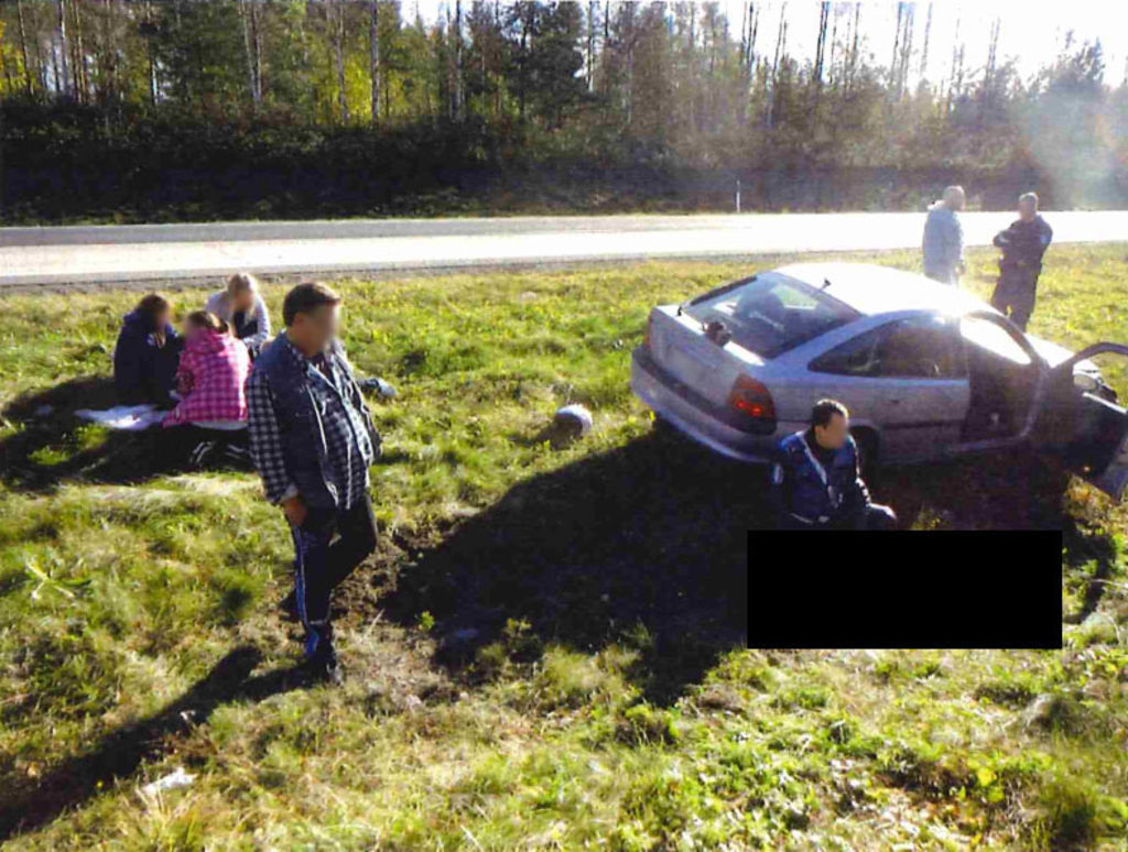 Poliisipartion saavuttua puukotuksen uhriksi joutuneelle naisella annettiin ensiapua tapahtumapaikalla. Epäilty oli kuolleena auton vieressä. (POLIISI)