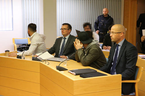 Ujohkoja lätynpyörittäjiä pizzattoman pöydän ääressä. Kuva Markku Ruottinen/Iltalehti.