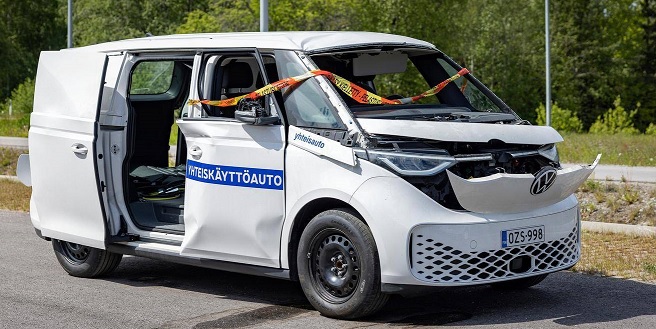 Räjähdyksessä vaurioitunut pakettiauto. JUHA PEURALA