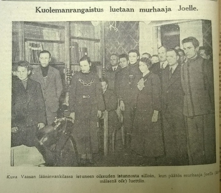 Oikeutta käytiin turvallisuussyistä Vaasan vankilan muurien sisäpuolella. Kuvassa istuvan miehen takana lähinnä kirjahyllyä seisova mieshenkilö on ilmeisesti Vaasan vankilan johtaja (1931-59) Iivari Peltola.