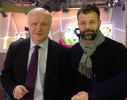 Olli Rehn (vasemmalla) ja väkivaltainen lelusalakuljettaja Rami Adham yhteiskuvassa.
