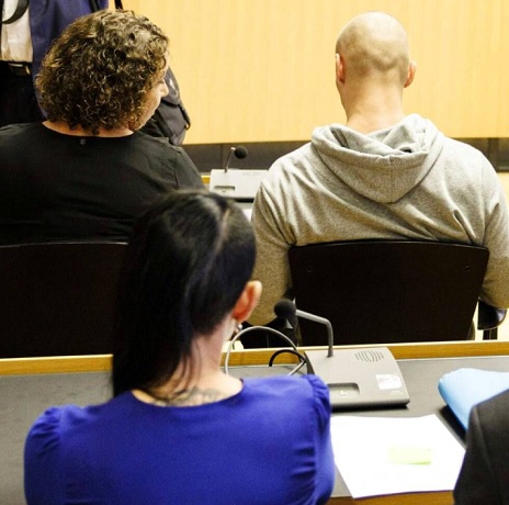 KUVA: LEHTIKUVA.<br />Vasemmalla edessä oleva mutkatukkainen nainen lienee "Ässän" aa. Taempana Kausteen Amanda, "Ampa". Kuva HS:n jutun yhteydestä.