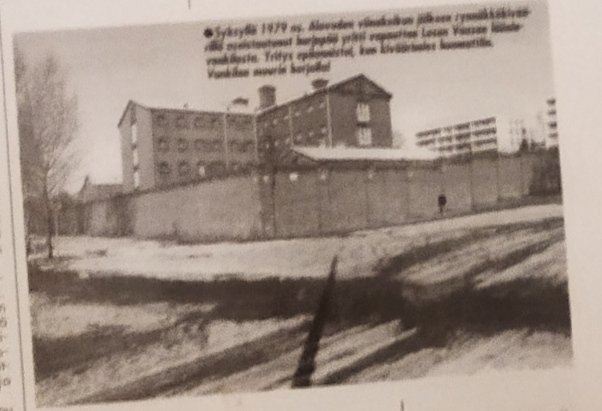 Vapauttamaan saapunut mies tavattiin kekkuloimasta tämän paikan muurin harjalta.