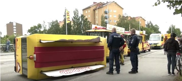 Kaupunkijuna Potnapekan vaunu kaatui Merikosken siltojen kupeessa Oulussa – vakavilta henkilövahingoilta vältyttiin.jpg