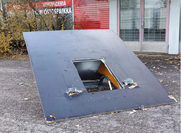 Pankkiautomaatti vietiin seinästä Mäntsälässä. LUKIJAN KUVA