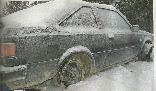 Antin auto. Toyota Carina Coupe. Jos auton ollut tuossa kunnossa löydettäessä, niin sillä on ajeltu sangen huoletta, sillä sisälokasuoja on saatu irti ja takavanteessa roikkuu kait renkaan jämiä.