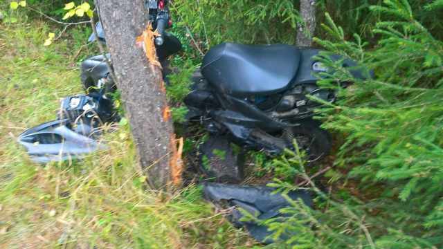 Sumutuksen seuraukset skodelle ja havupuunrunkoon. Jalka ollut tuossa välissä...