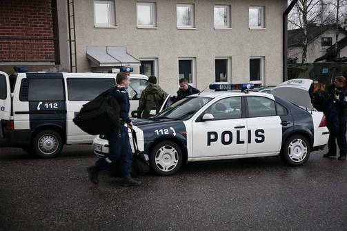 Tilanne koululla oli kaoottinen. Poliisit etsivät ampujaa samalla kun he evakuoivat henkilökuntaa ja oppilaita turvaan. (JANI HAKALA)