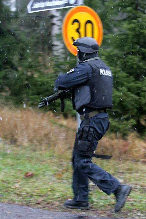 Koulusurmaaja ampui kaikkiaan liki 80 laukausta. Poliisi ei ainuttakaan. (JARNO JUUTI)