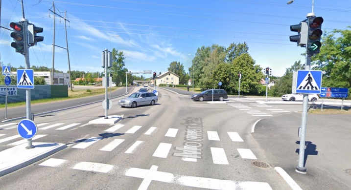 Monnantien ja Äyhönjärventien risteys. Näillämain hullu viiltelijä yritti tappaa ihmisen. Kuvan autot eivät liity tapaukseen. Kuva google street view 2019.