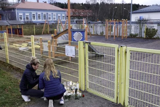 Wilma Englund vas ja Tara Sirkanoja Borgå Gymnasiumista toivat kynttilän tapahtumapaikalle. (KUVA: JUHANI NIIRANEN / HS)