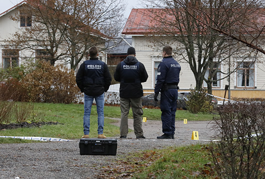 Poliisi aloitti rikoksen teknisen tutkinnan muun muassa kuvaamalla tapahtumapaikan dronella. Kuva: Mika Laine