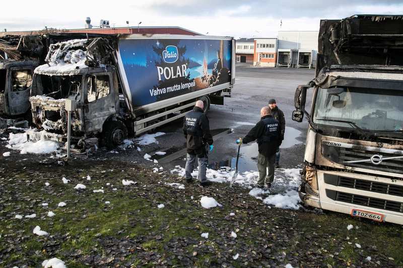 Nekalassa poltettiin neljä kuorma-autoa alkuviikosta. Poliisin mukaan lähellä oli todellinen vaaratilanne, sillä kadun varressa seisseessä kuorma-autossa oli kuljettaja nukkumassa. –Jos tekijät olisivat saaneet päähänsä polttaa sen ajoneuvon, meillä olisi tässä nyt henkirikos tutkittavana. Kuva Toni Repo.