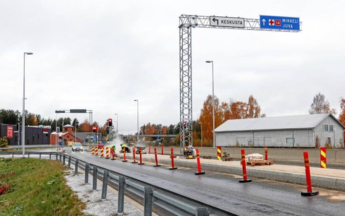 Portaalipylväs tarkoittaa pylvästä, johon opastaulut on kiinnitetty. Valtatie 14:lle Brahenkadun kohdalle on tuotu uusi portaalipylväs sen tilalle, johon henkilöauto törmäsi tuhoisin seurauksin heinäkuussa 2022. Kuva on otettu viime torstaina juuri ennen kuin liikenneturvallisuutta lisäävä korotettu kiveys valmistui. MARCUS LIPSANEN