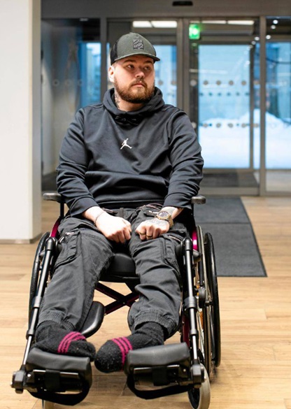 Santtu Nykäsen nilkat ja jalkaterät ovat jäykistyneet ja kääntyneet sisäänpäin. KIMMO METSÄLÄ