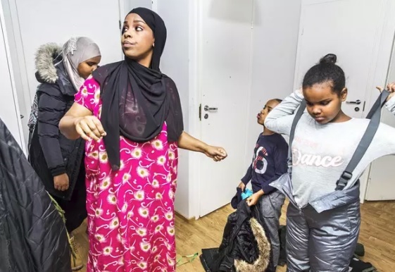Espoolainen Habiba Ali valmistelemassa lapsiaan kouluun lähtöön.Vasemmalta Mumina, Anwar ja Maryama. (KUVA: MARKUS JOKELA / HS)