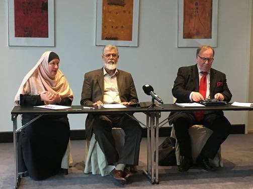Suurmoskeijan rahoitusta koskevassa tiedotustilaisuudessa olivat perjantaina äänessä Suomen musliminaisten puheenjohtaja Pia Jardi, Bahrainin islamilaisen yhdistyksen puheenjohtaja Abdullatif al-Mahmood sekä suurlähettiläs Ilari Rantakari. (MARKO-OSKARI LEHTONEN)