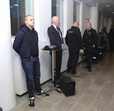Syytetty Jesse Torniainen Helsingin hovioikeudessa perjantaiaamuna. Vieressä seisoo hänen asianajajansa Hannu Tuomainen. (KUVA: SAMI KERO / HS)