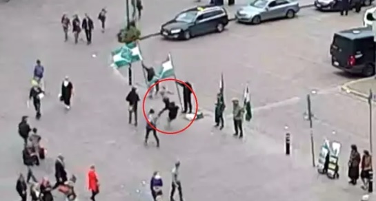 Kuvakaappaus poliisin esitutkintamateriaalissa olevasta videosta. Hyppypotkutilanne ympyröitynä. (KUVA: )